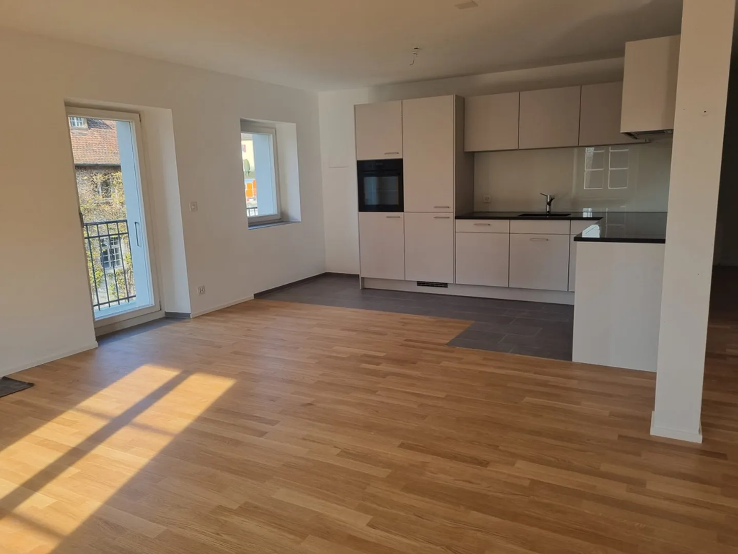 Erstvermietung nach Totalsanierung: wohnen mit Sicht auf die Birs - Foto 2 von 8