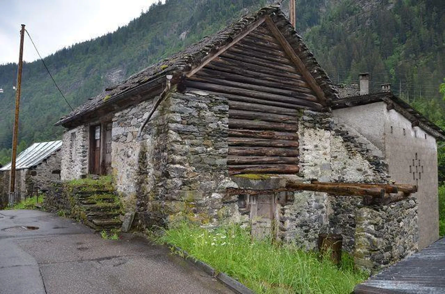 2 rustici da ristrutturare con giardino - Foto 2 di 28
