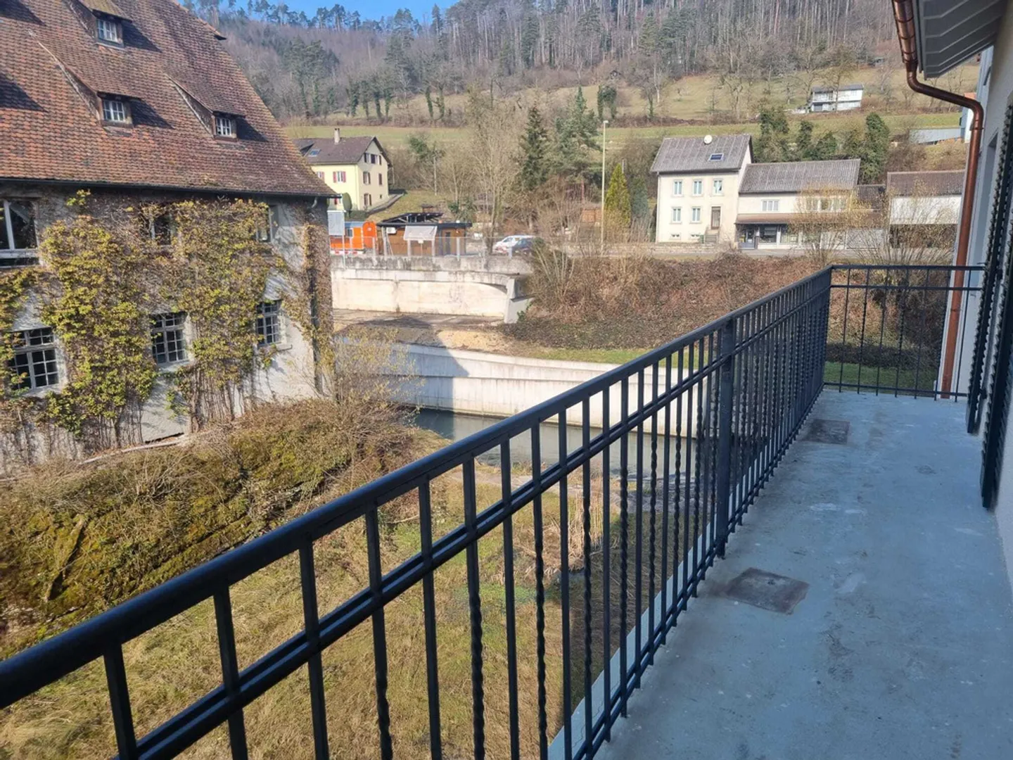 Erstvermietung nach Totalsanierung: wohnen mit Sicht auf die Birs - Foto 7 von 8