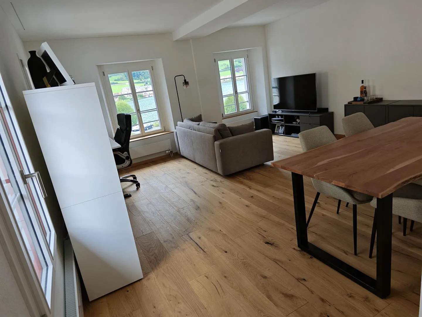 Bright 2.5-room apartment with a view of Lake Zug! - Photo 2 of 9