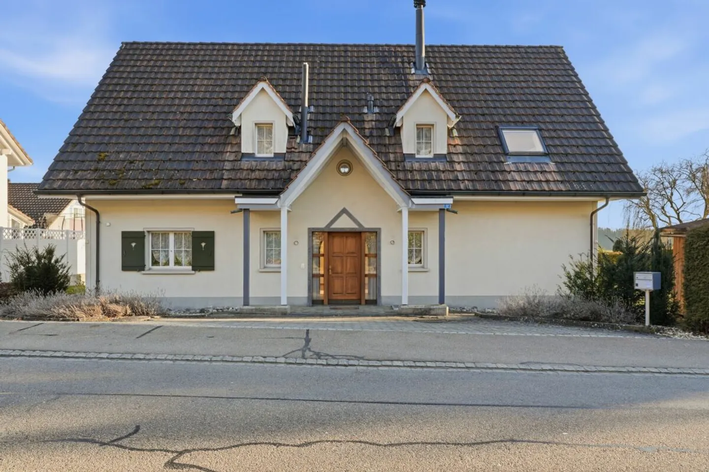 Grosszügiges Einfamilienhaus mit Garten - Foto 2 von 24