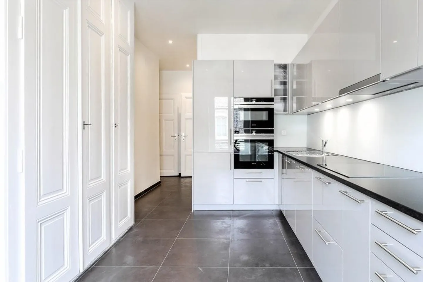 Magnificent renovated apartment in the Russian Church district - Photo 1 of 10