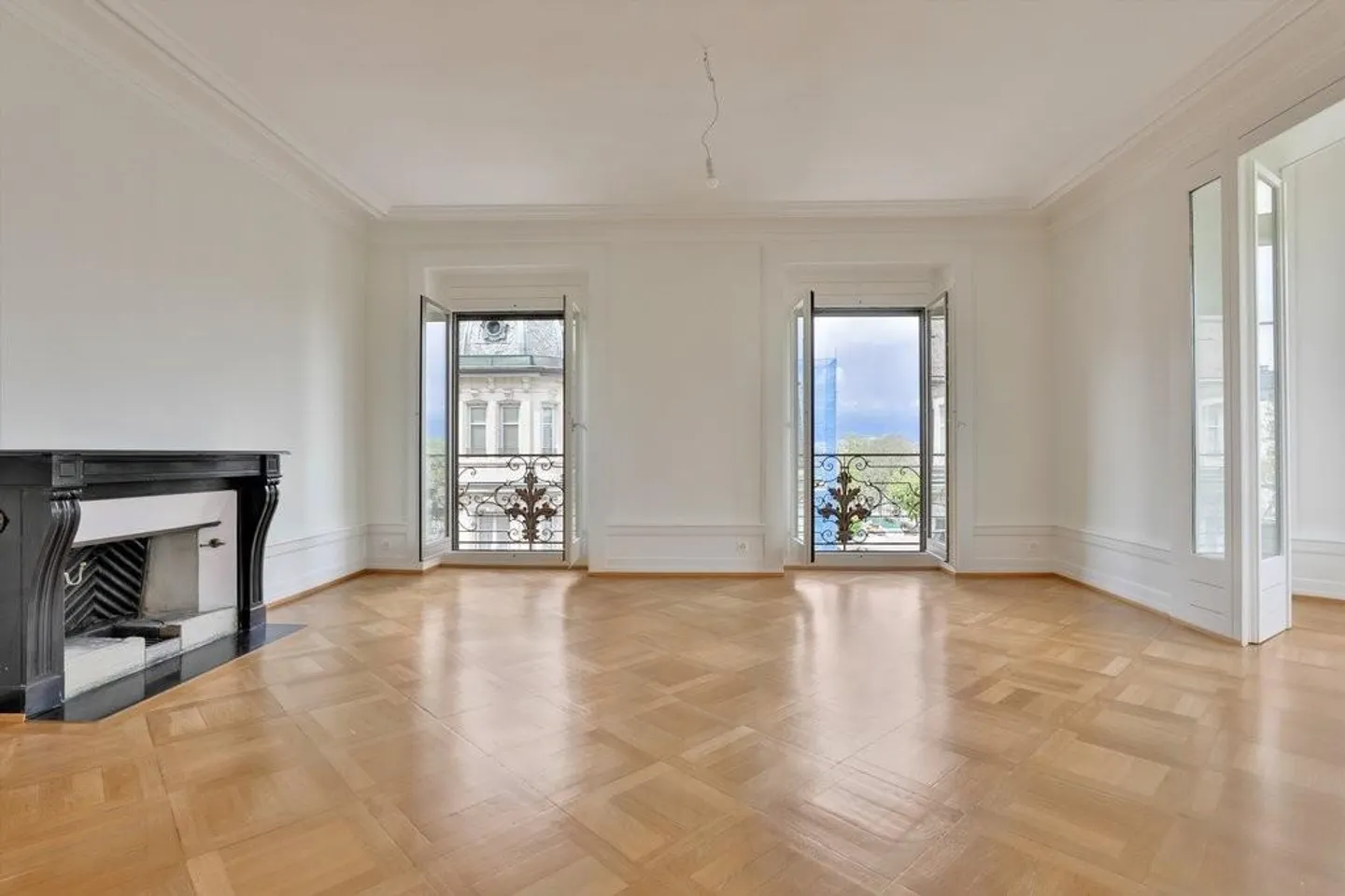 Magnificent renovated apartment in the Russian Church district - Photo 2 of 10