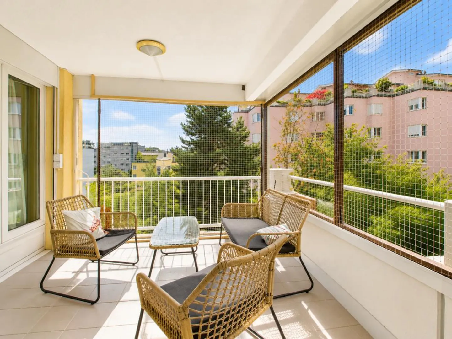 MOLTO SPAZIO E BALCONE SOLEGGIATO CON VISTA SUL VERDE - Foto 1 di 6