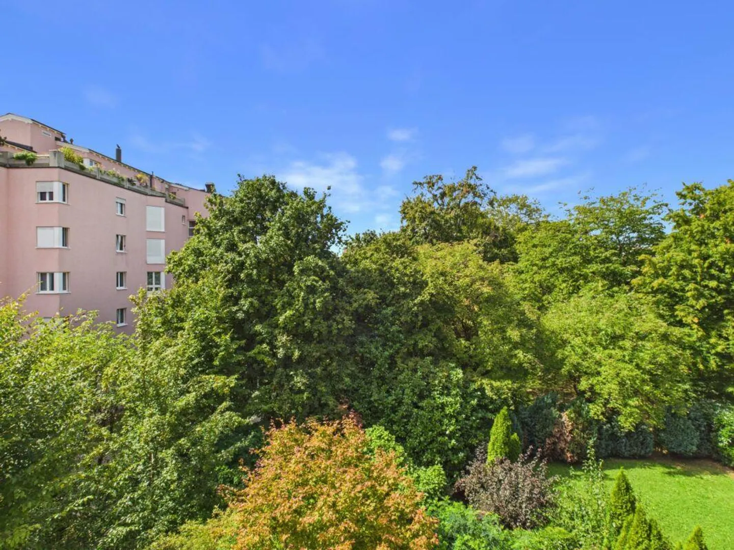 MOLTO SPAZIO E BALCONE SOLEGGIATO CON VISTA SUL VERDE - Foto 5 di 6