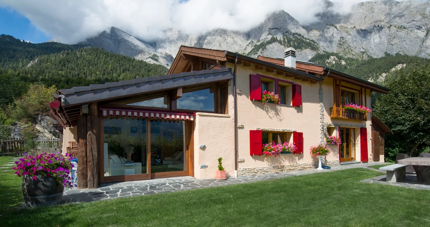 Magnificent Detached Villa with Panoramic Views and Absolute Tranquility in Chamoson - Photo 1 of 12