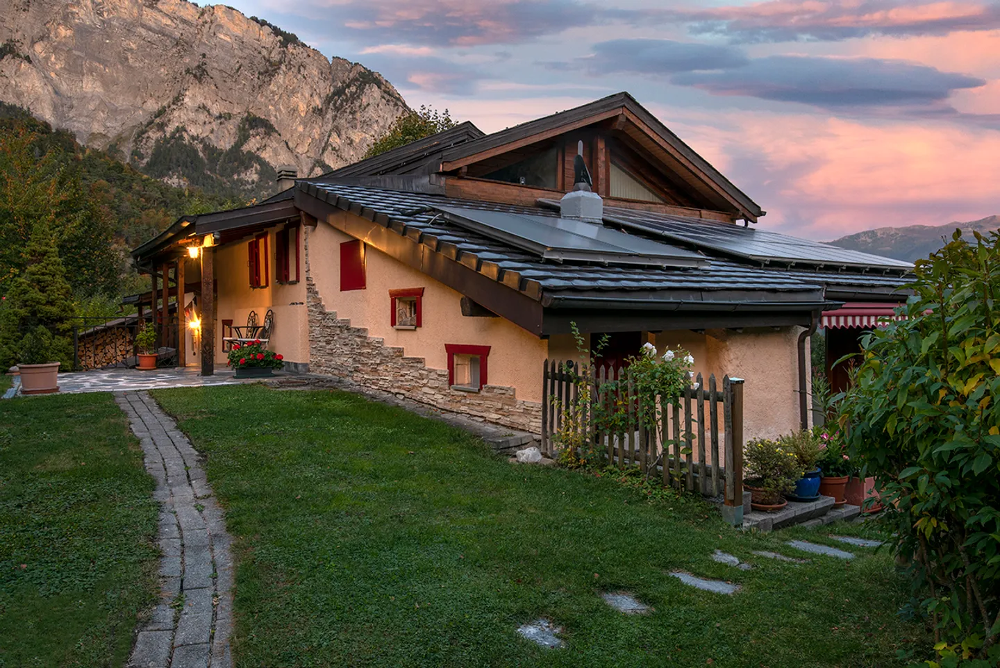 Magnificent Detached Villa with Panoramic Views and Absolute Tranquility in Chamoson - Photo 2 of 12