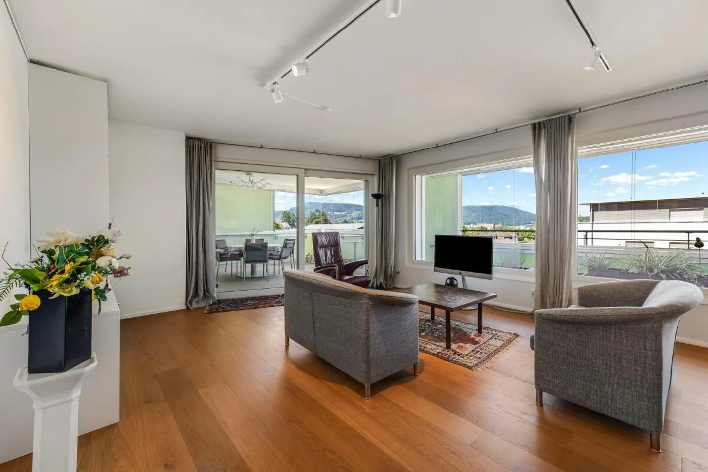 Attractive 4.5-room apartment, including parking space and outdoor area - Photo 2 of 13