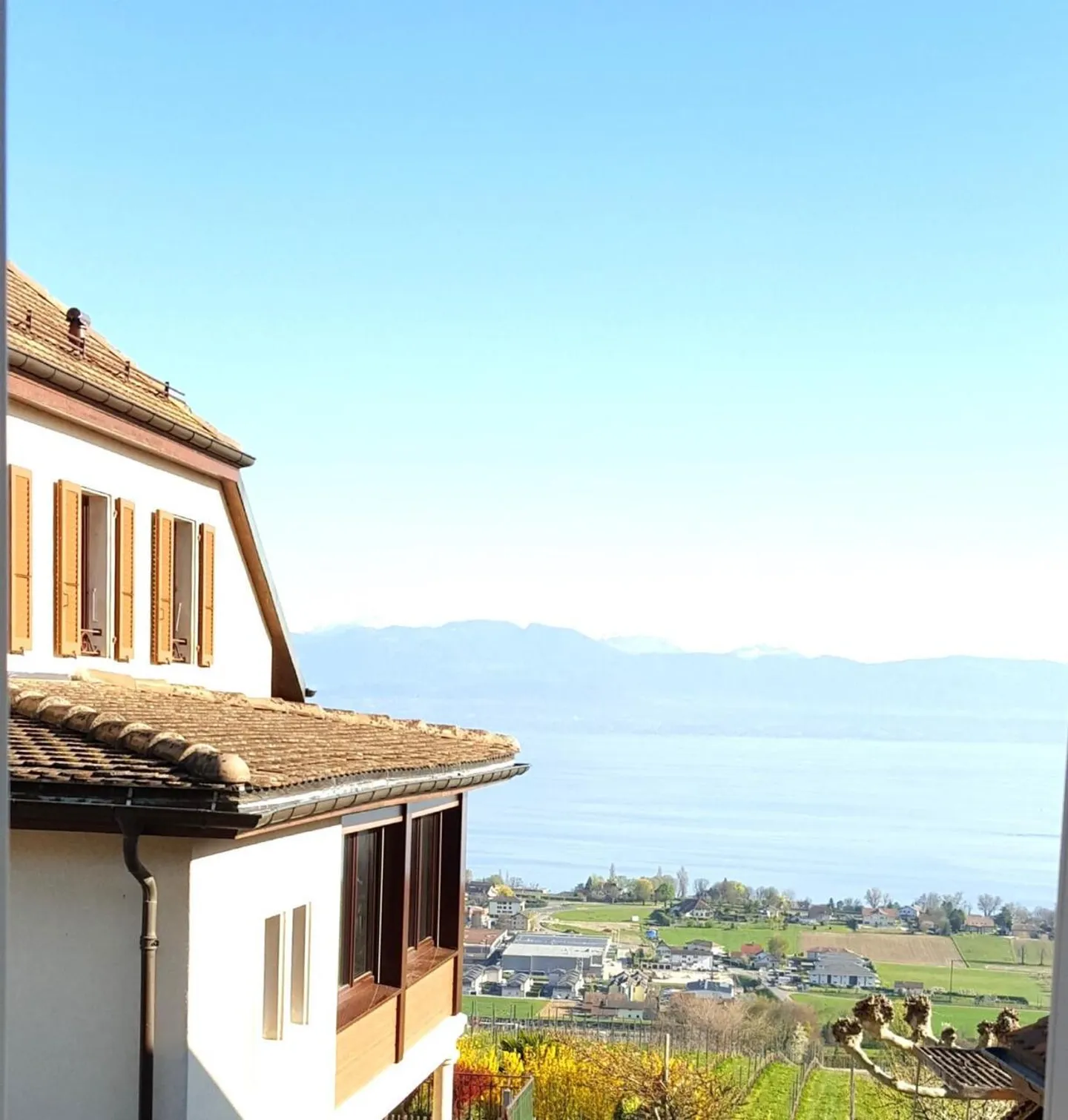 Charmantes Einfamilienhaus mit 5,5 Zimmern und Seeblick - Foto 1 von 9