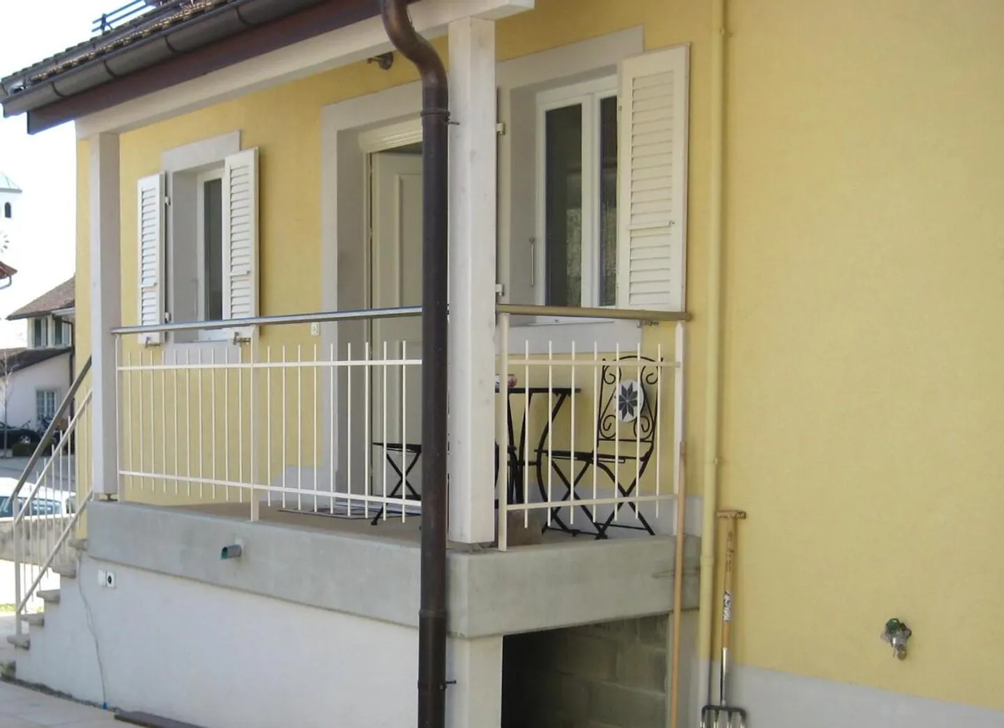 Charmantes Einfamilienhaus mit 5,5 Zimmern und Seeblick - Foto 2 von 9