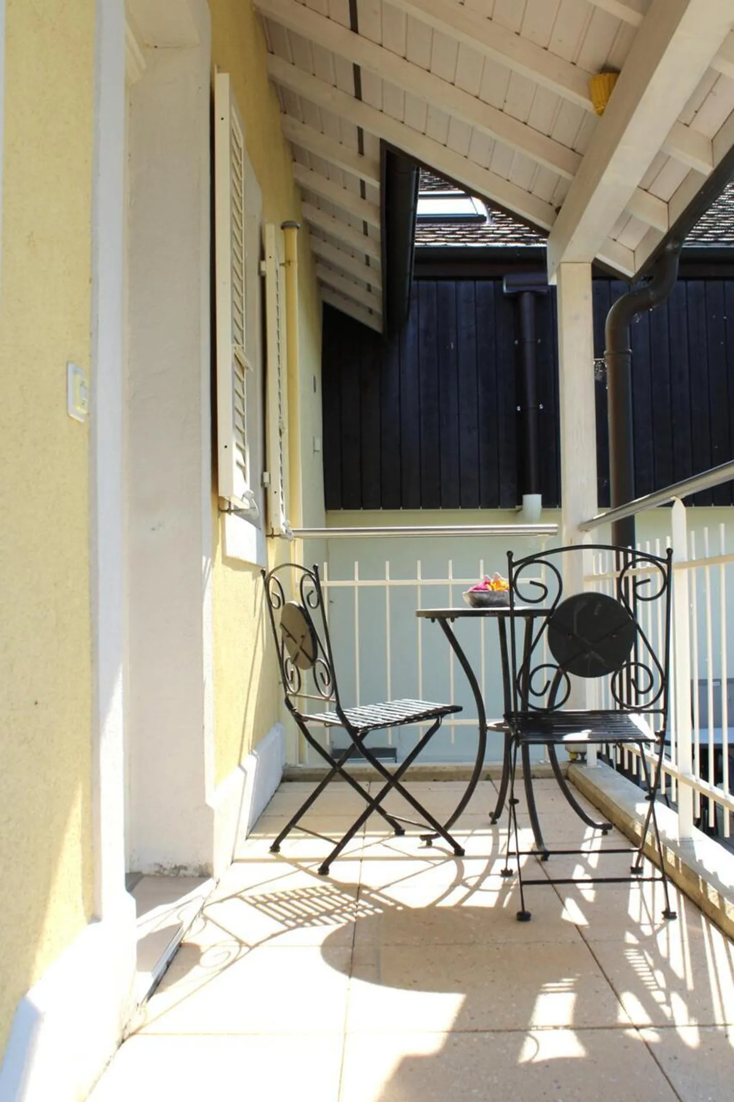 Charmantes Einfamilienhaus mit 5,5 Zimmern und Seeblick - Foto 3 von 9