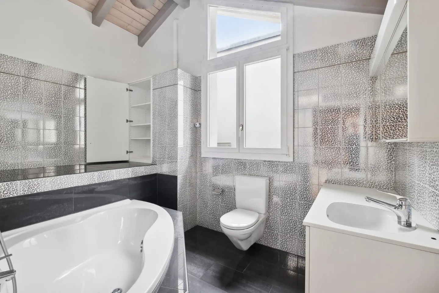 Exclusive old building maisonette apartment in the heart of Langenthal! - Photo 5 of 12