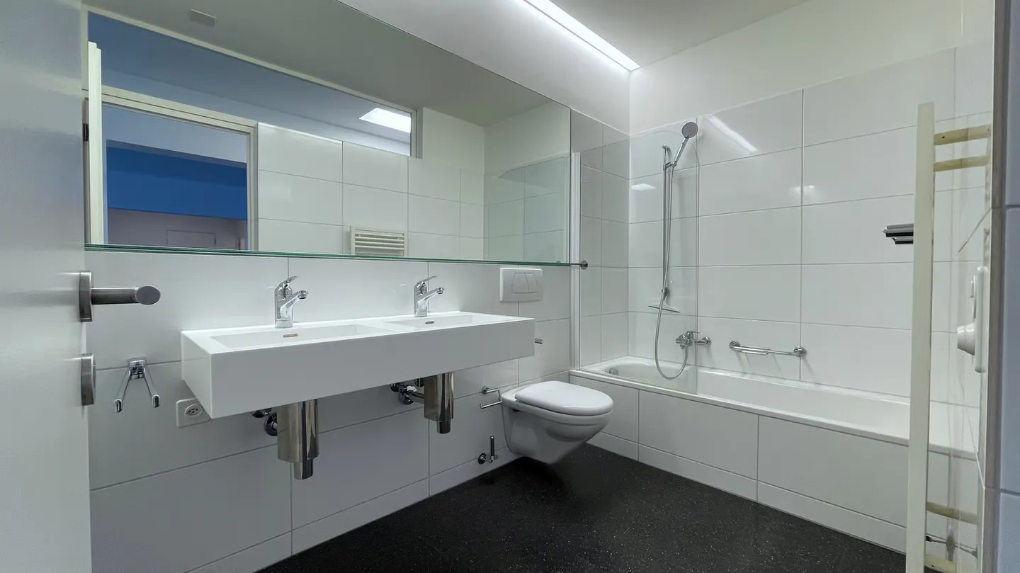 Exclusive 4.5-room apartment amidst a park landscape - Photo 6 of 7