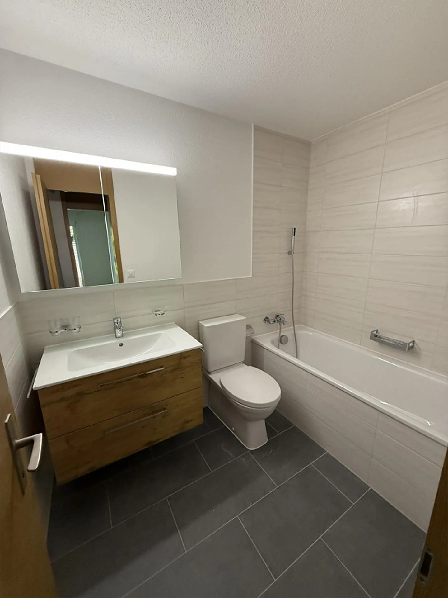 3.5 Zimmerwohnung mit neuen Badezimmern und Küche 89 m2 - Foto 4 von 19