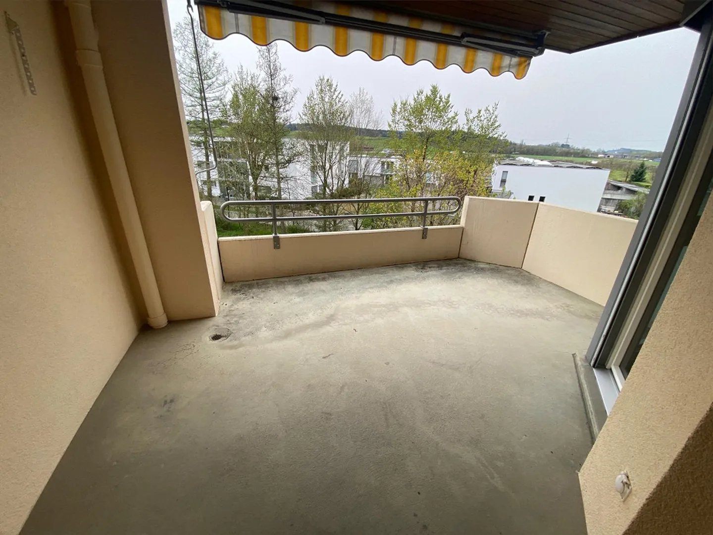 3.5 Zimmerwohnung mit neuen Badezimmern und Küche 89 m2 - Foto 9 von 19