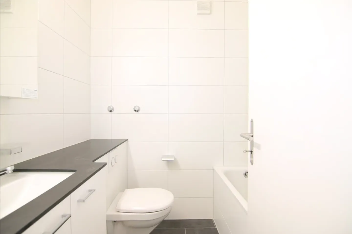 Appartement moderne de 3 pièces dans un emplacement proche de la ville - Photo 2 sur 7