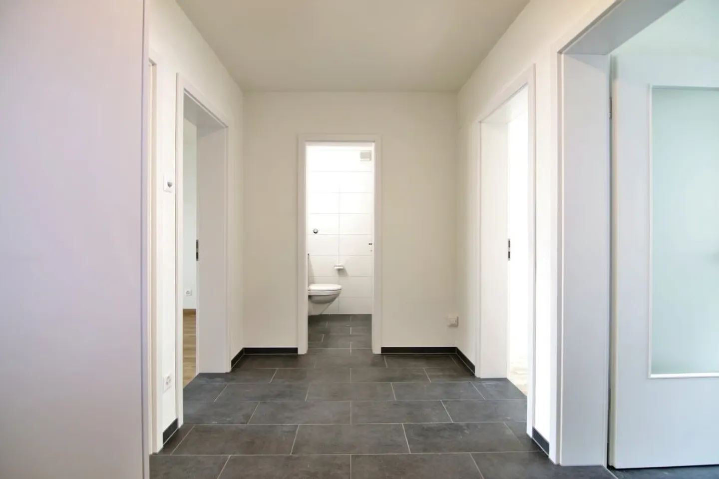 Appartement moderne de 3 pièces dans un emplacement proche de la ville - Photo 5 sur 7