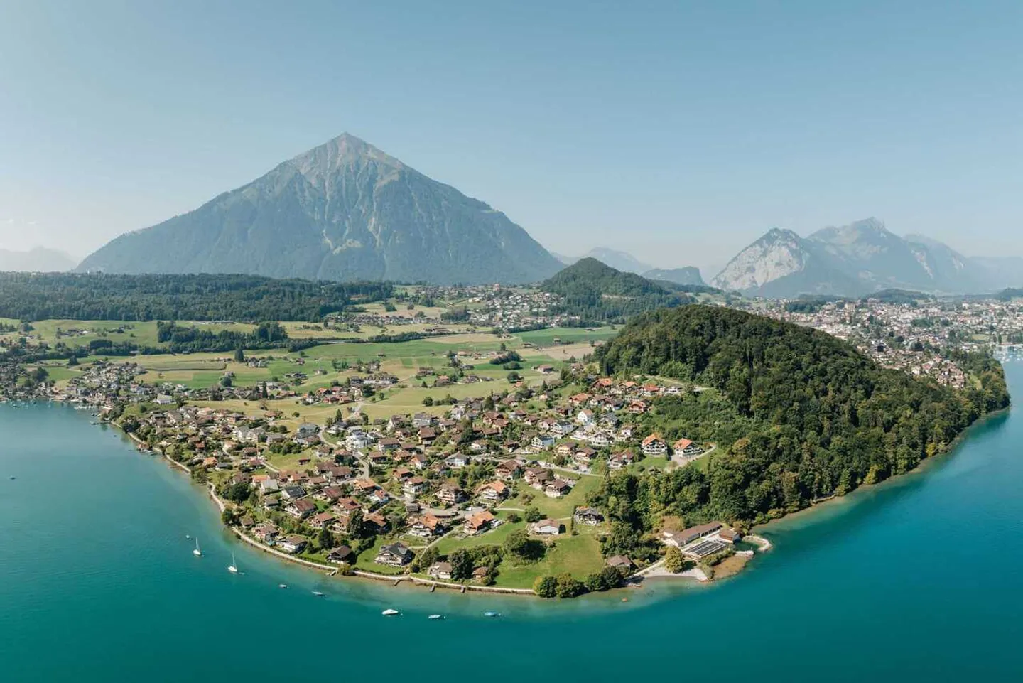Casa unifamiliare esclusiva sopra il lago di Thun - Luce. Spazio. Vista. - Foto 1 di 4
