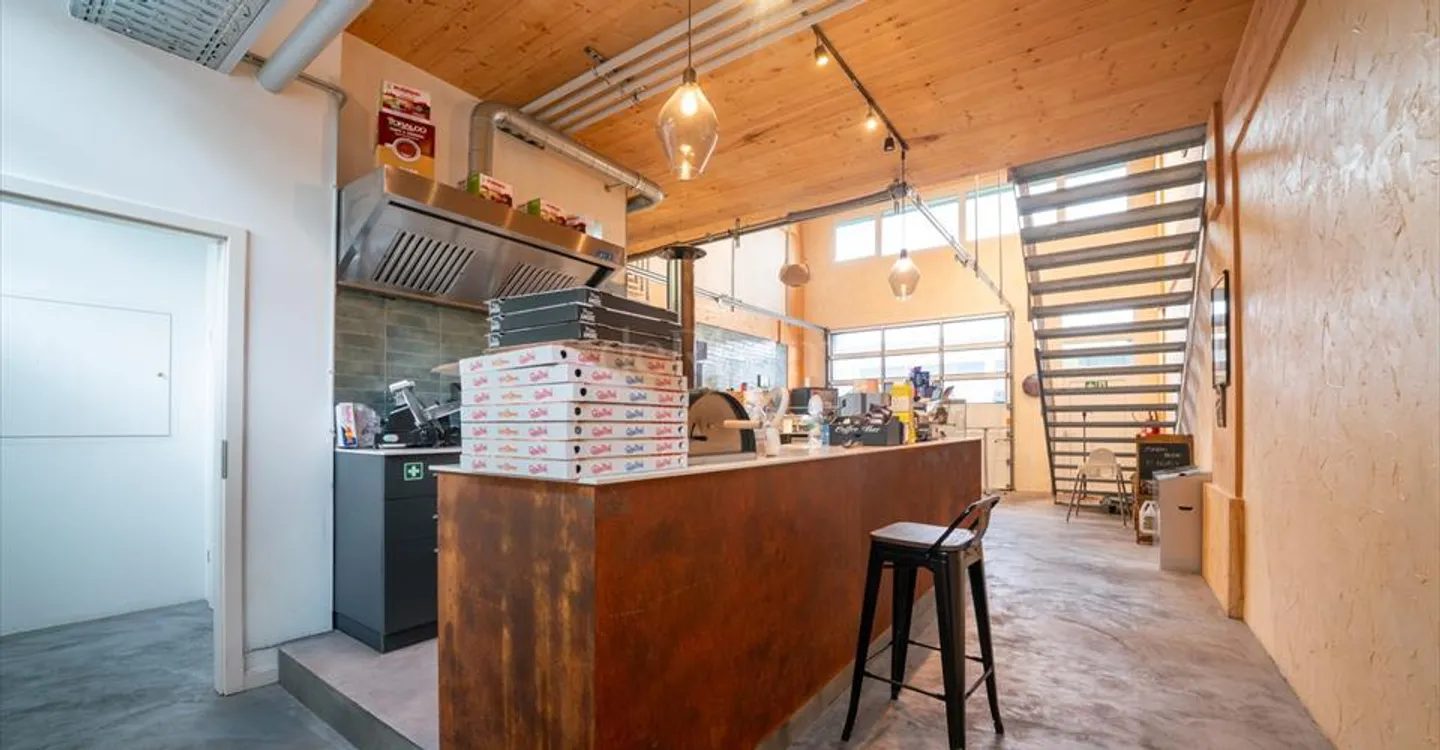 Mixed-use building for rent - Photo 2 of 9