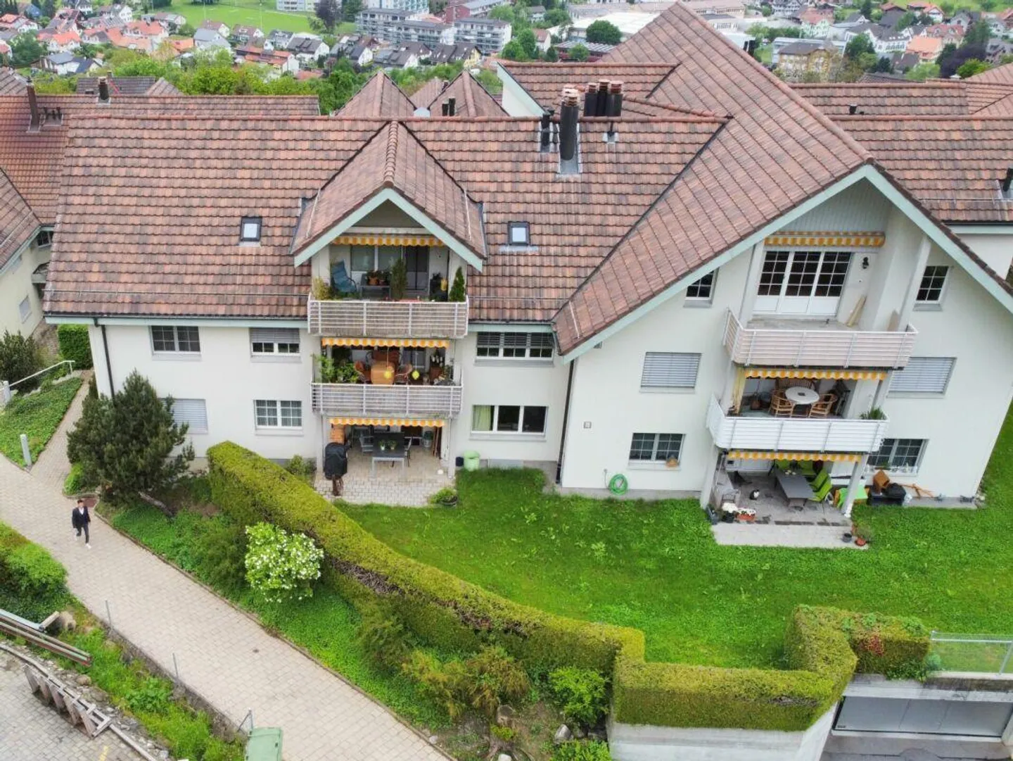 Charmante appartement de 4,5 pièces avec cheminée au rez-de-chaussée - Photo 2 sur 14