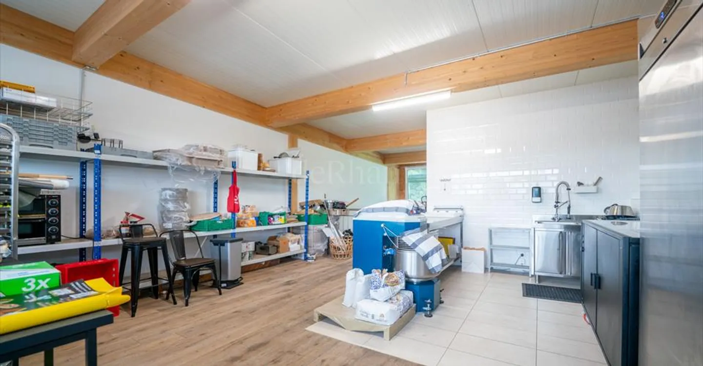 Mixed-use building for rent - Photo 3 of 9