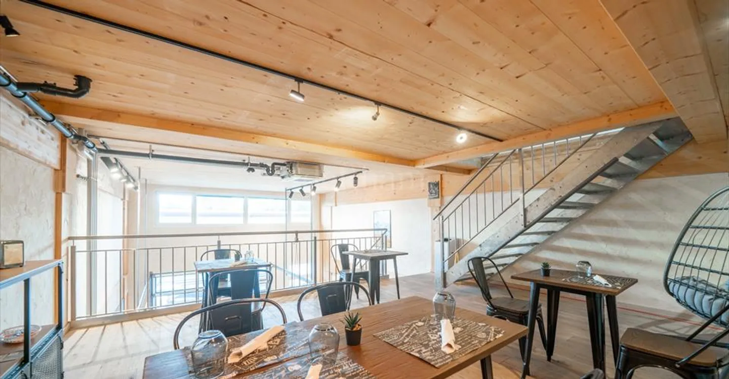 Mixed-use building for rent - Photo 4 of 9