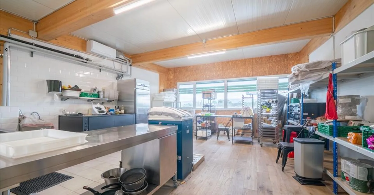 Mixed-use building for rent - Photo 6 of 9