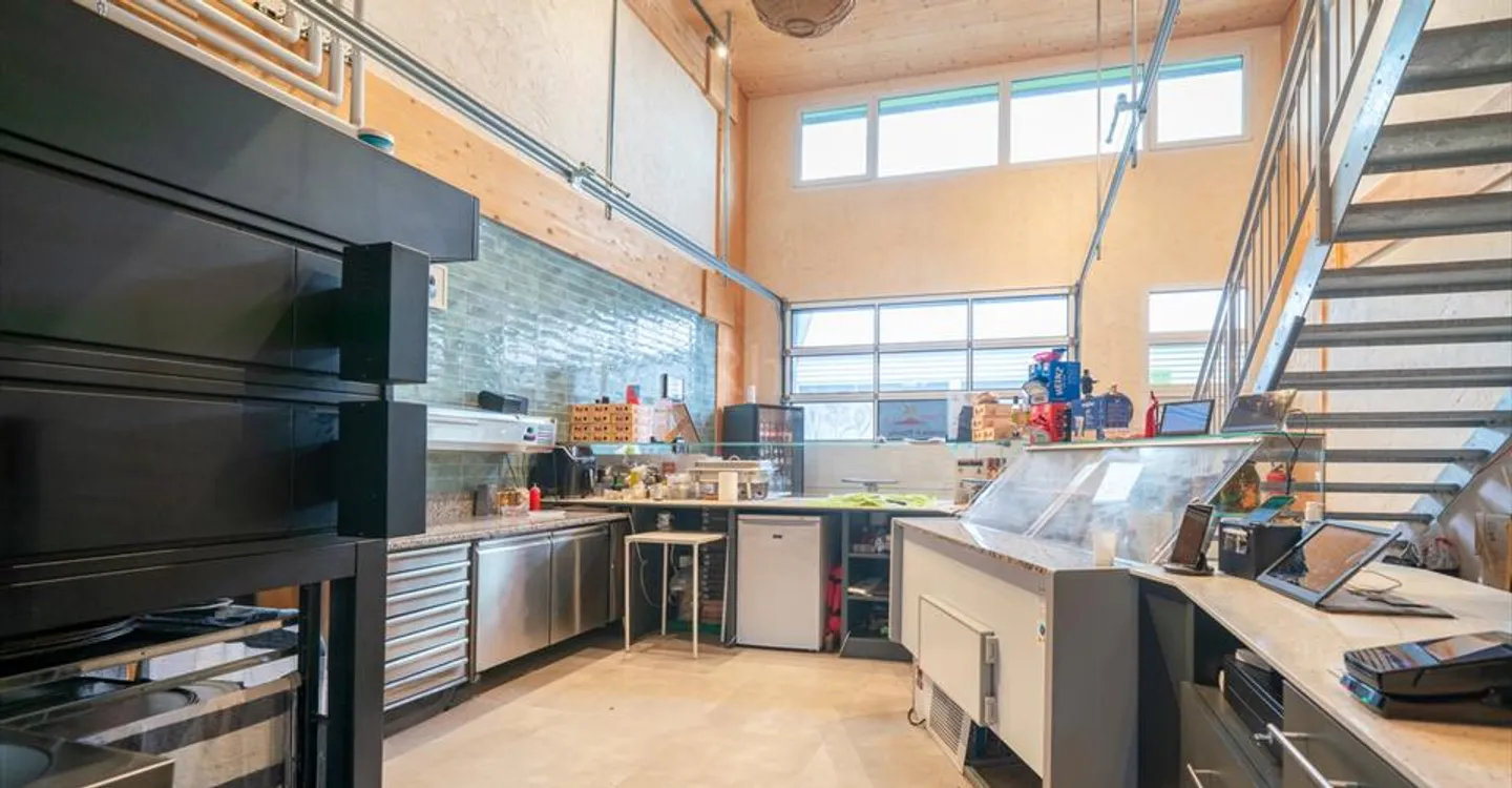 Mixed-use building for rent - Photo 8 of 9