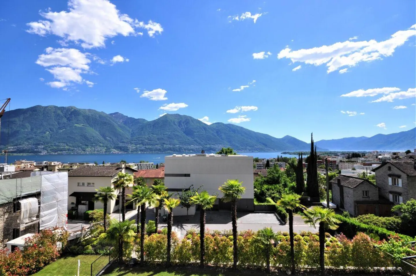 Generöse 3,5 Zimmer mit Seeblick, 2 große Terrassen und Außenpool - Foto 2 von 21