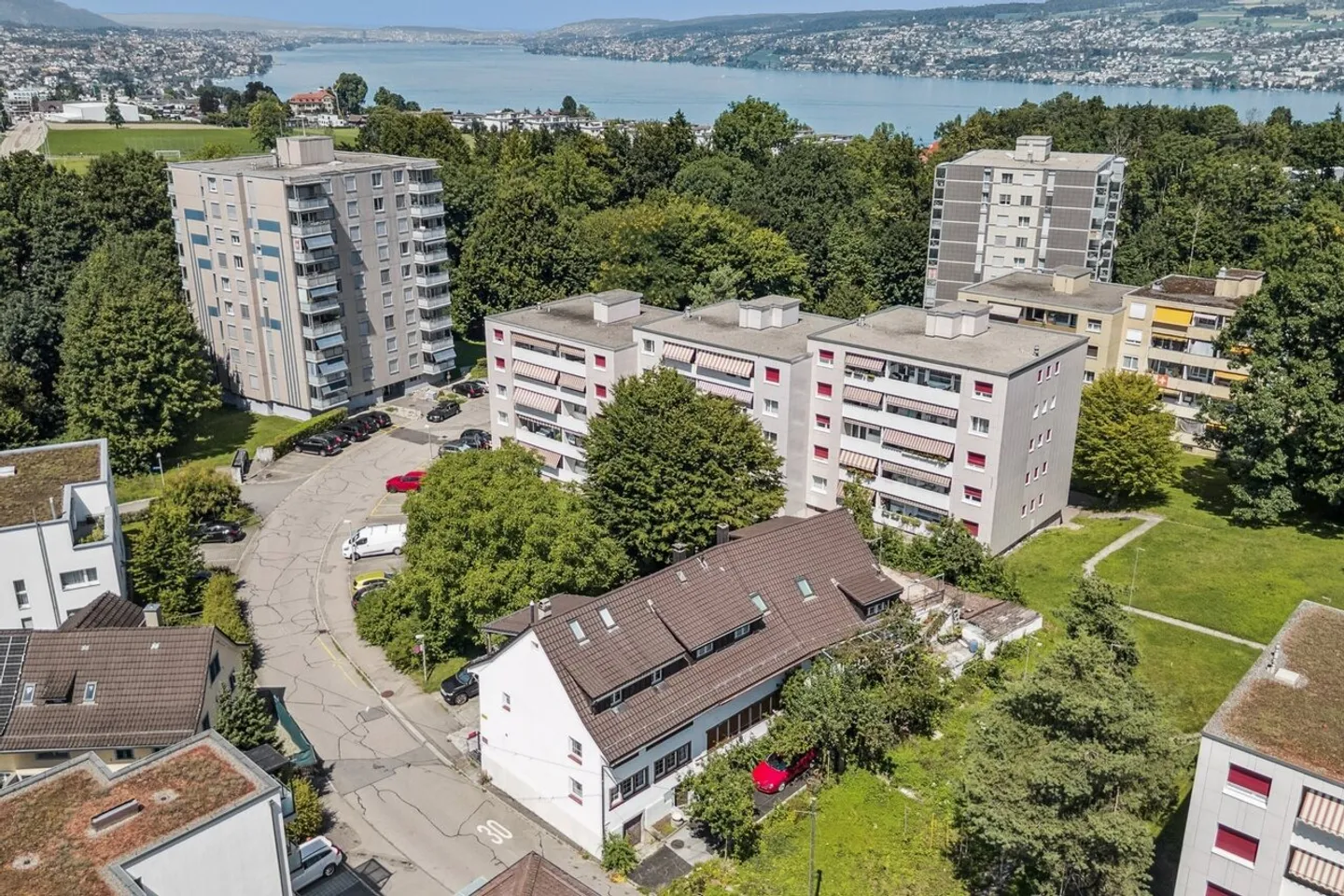 Rareté historique et entièrement rénovée dans un emplacement idéal - Photo 2 sur 9