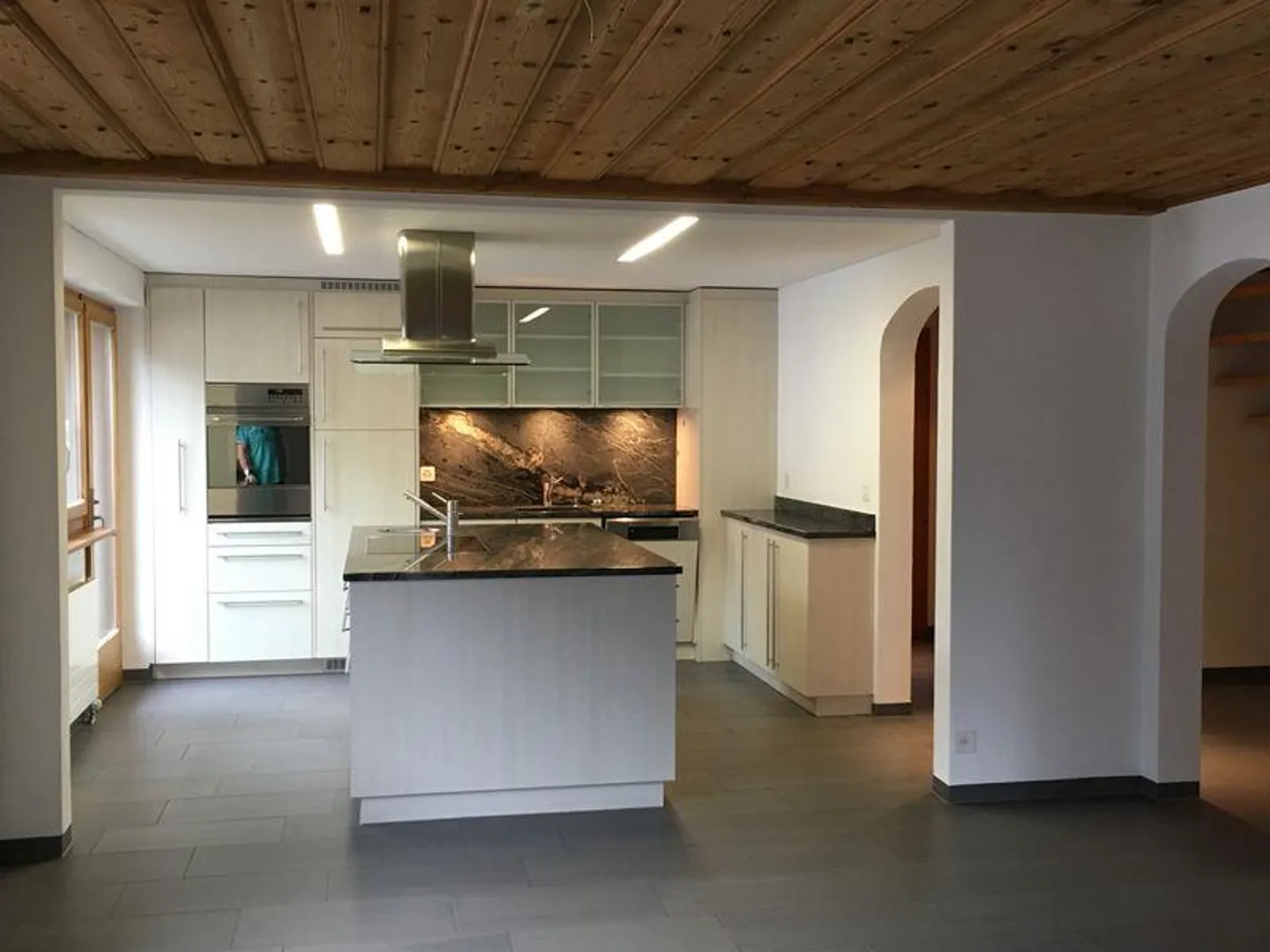 Newly renovated, bright 5-room apartment with charm & large balcony - Photo 1 of 12