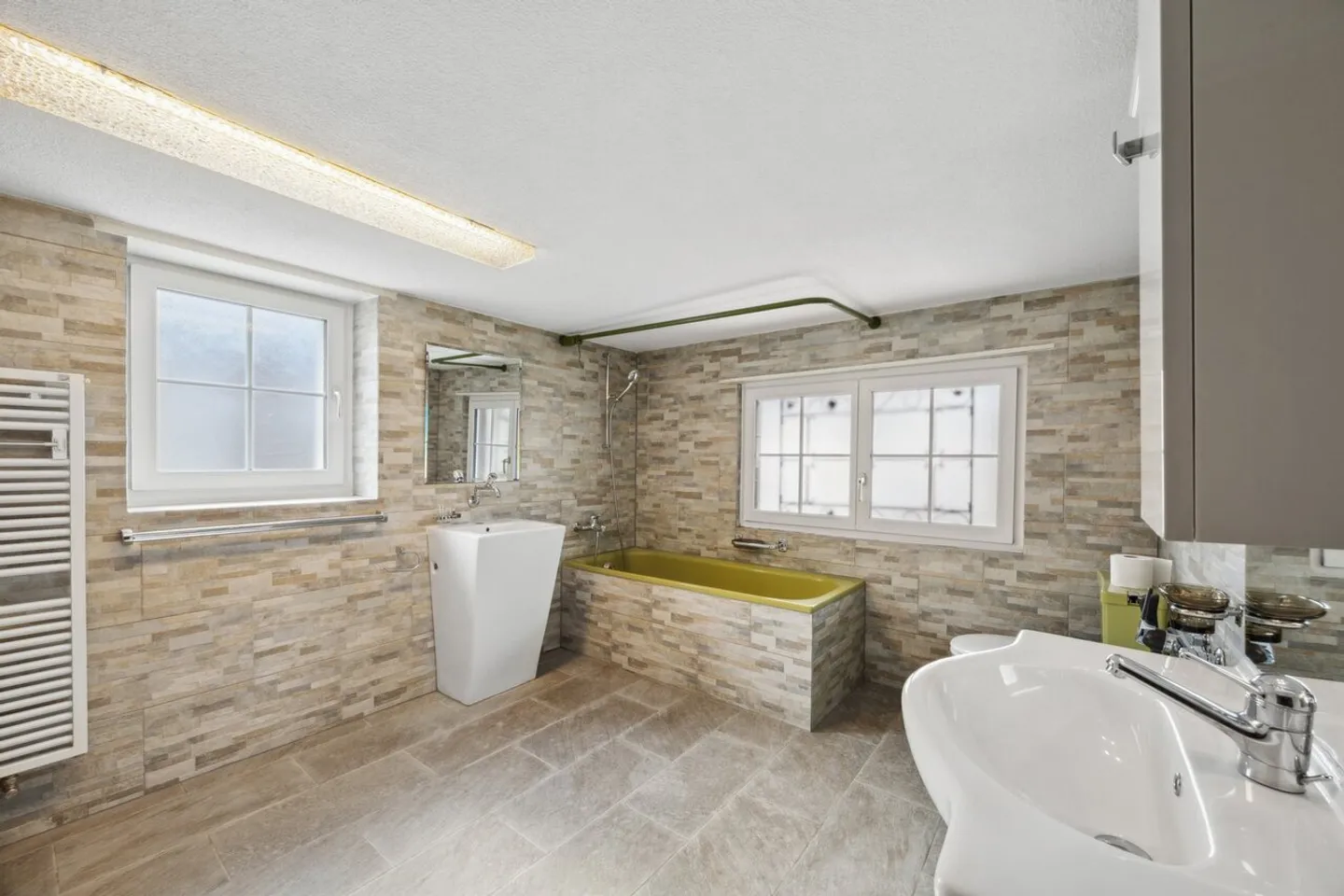 Rareté historique et entièrement rénovée dans un emplacement idéal - Photo 6 sur 9