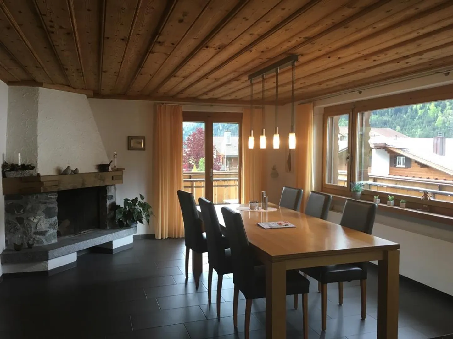 Newly renovated, bright 5-room apartment with charm & large balcony - Photo 2 of 12