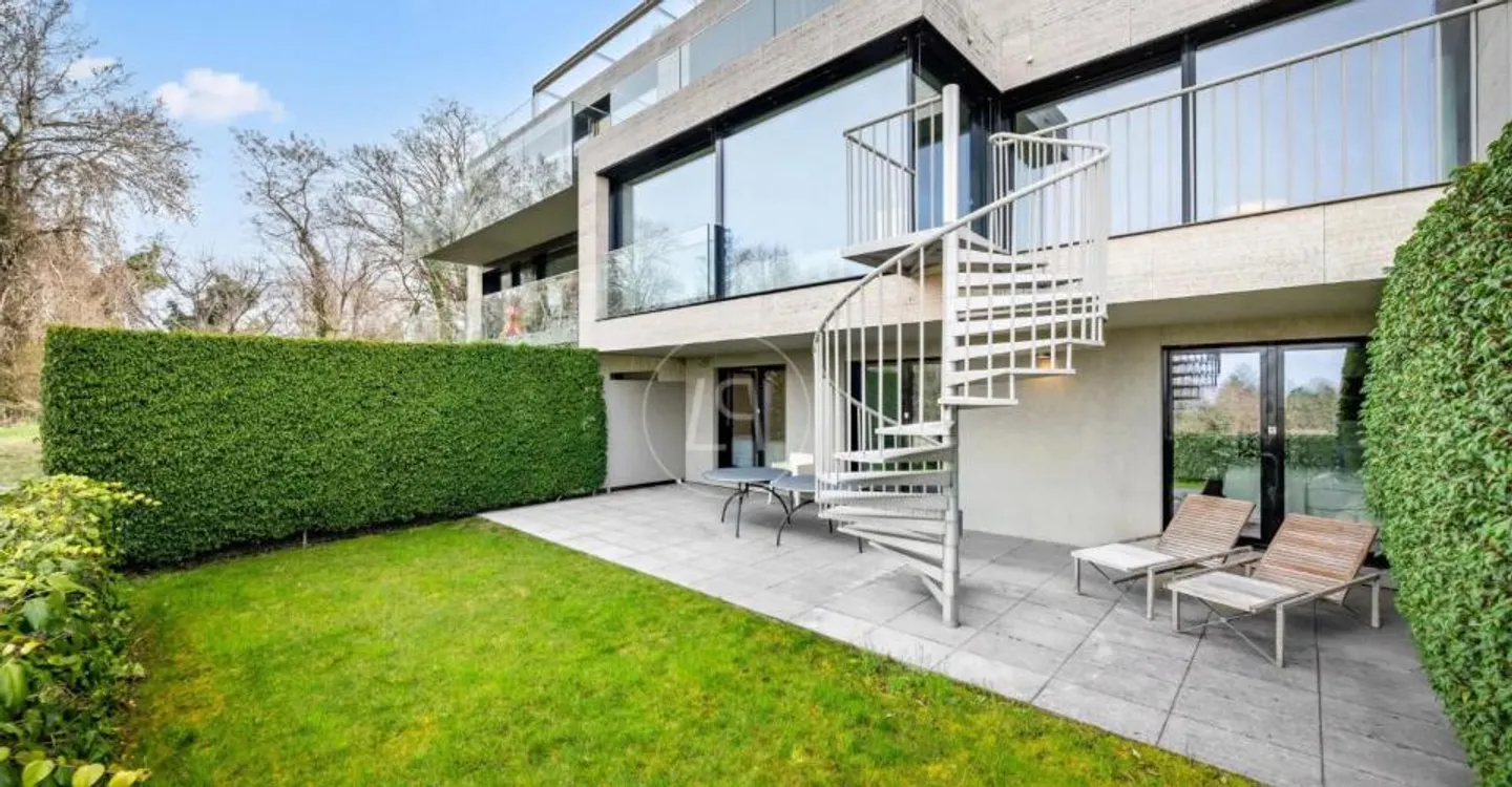 Superbo duplex di 328 m2 con giardini e vista lago nel cuore di Corsier - Foto 2 di 12