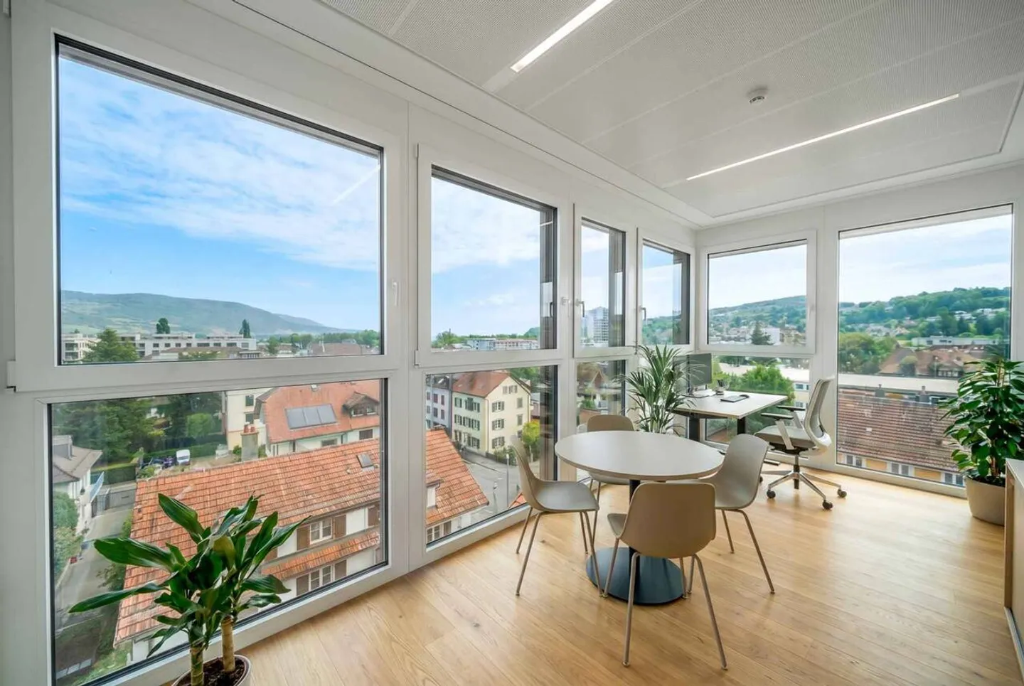 Exceptional offices in a private tower with a 360° view - Photo 1 of 10