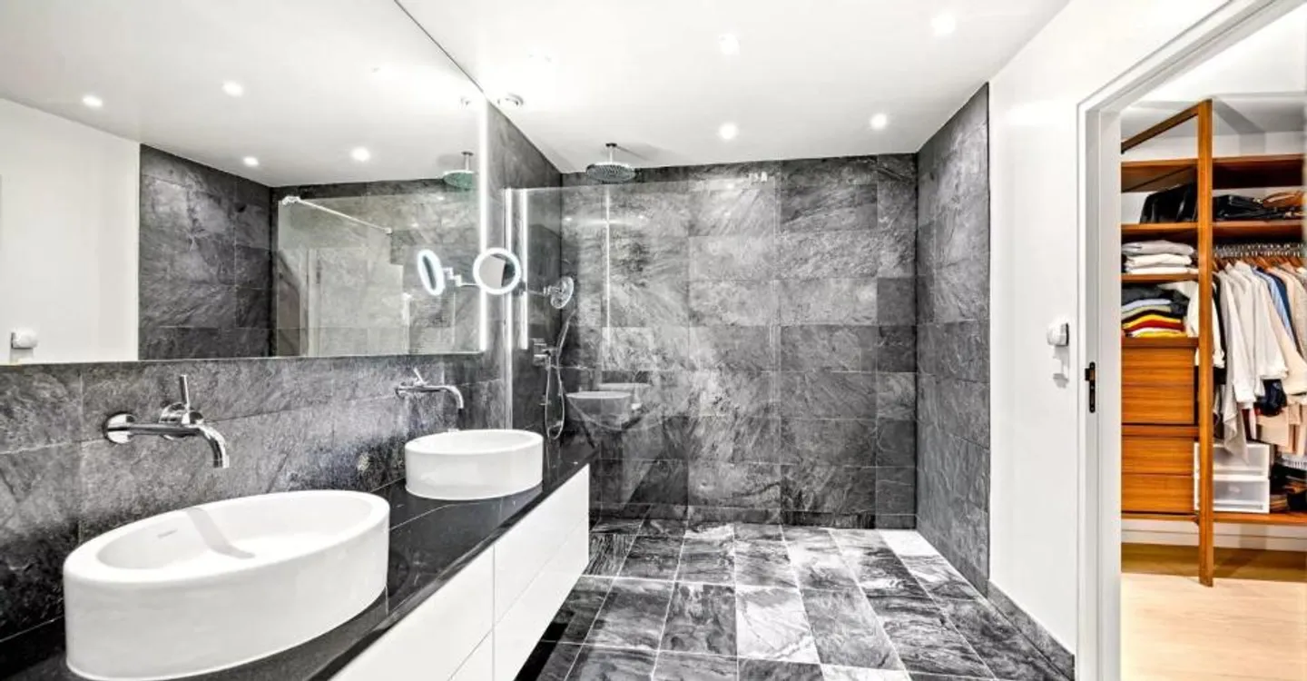 Superbo duplex di 328 m2 con giardini e vista lago nel cuore di Corsier - Foto 12 di 12