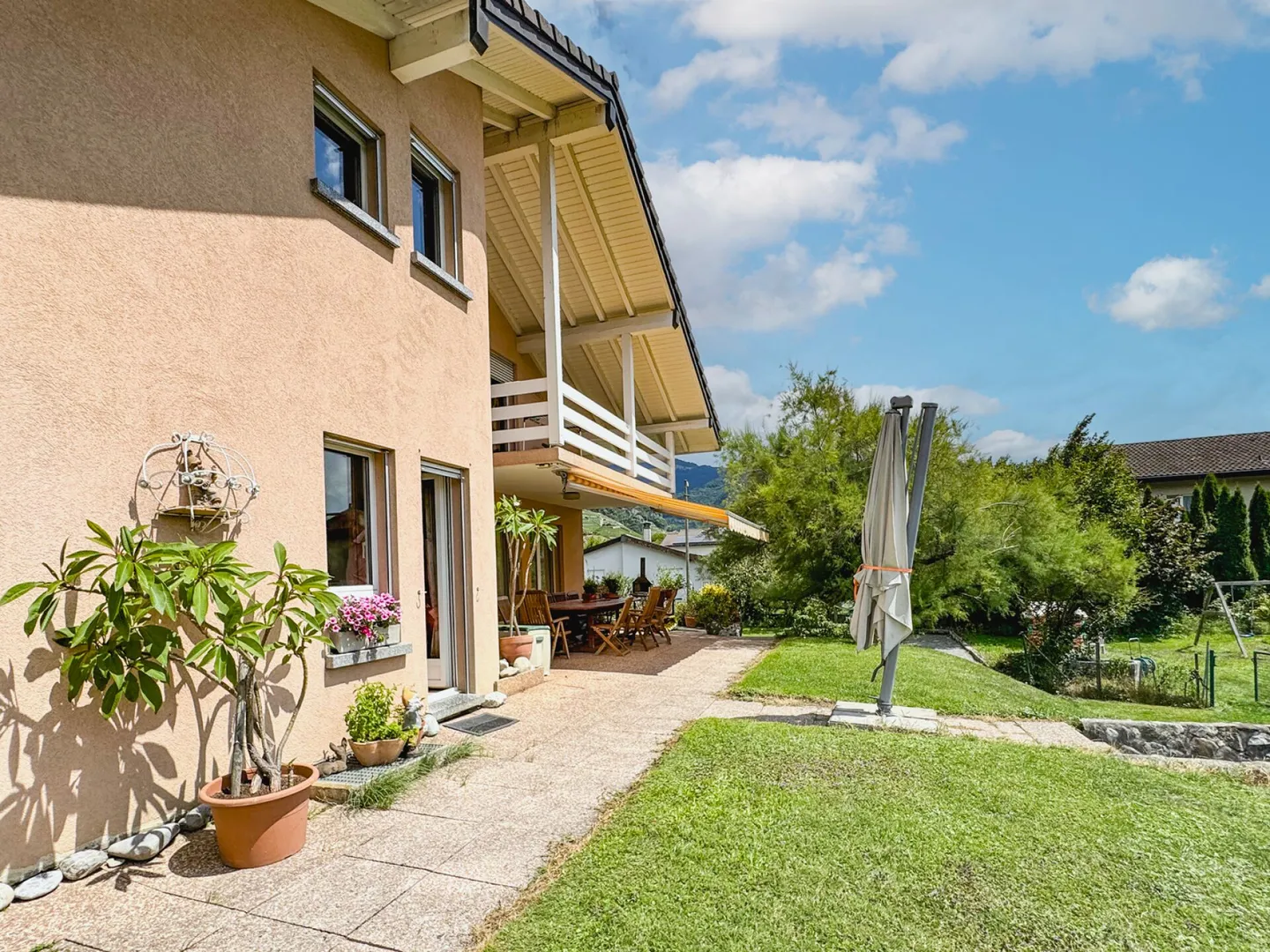 Detached house in Aigle with garden. - Photo 2 of 29
