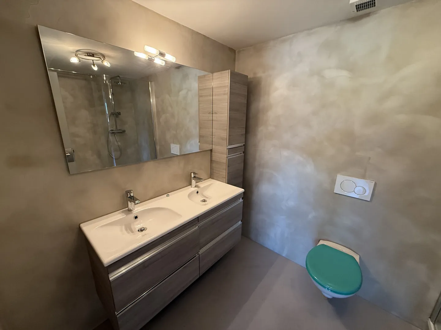 Modern duplex close to amenities - 3 months of net rent offered - Photo 7 of 11