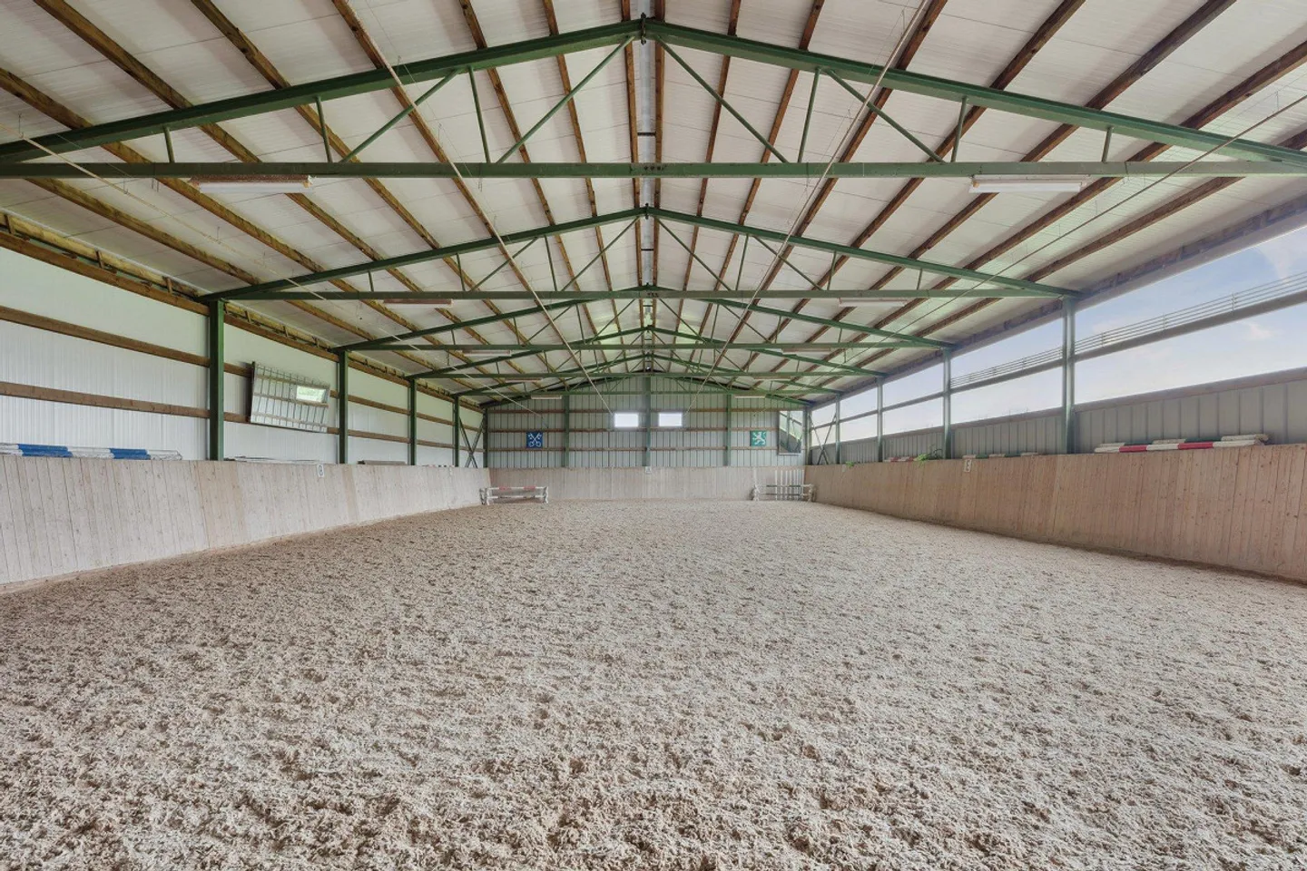 Riding stable with 4-5 boxes and riding hall - Photo 10 of 10