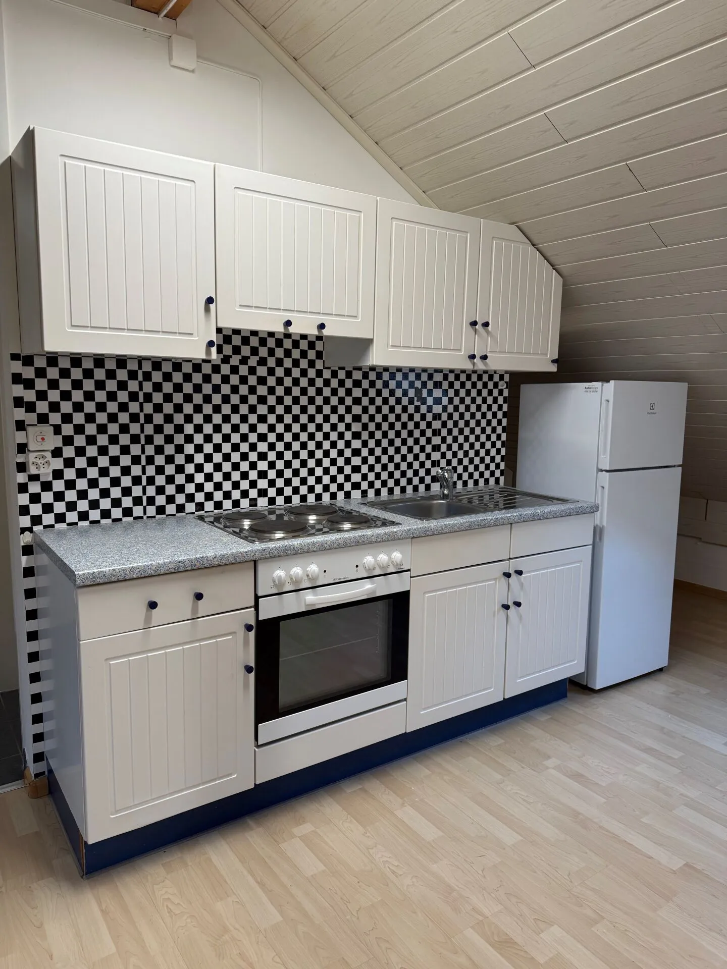 très spacieux atelier près du centre du village - Photo 2 sur 11