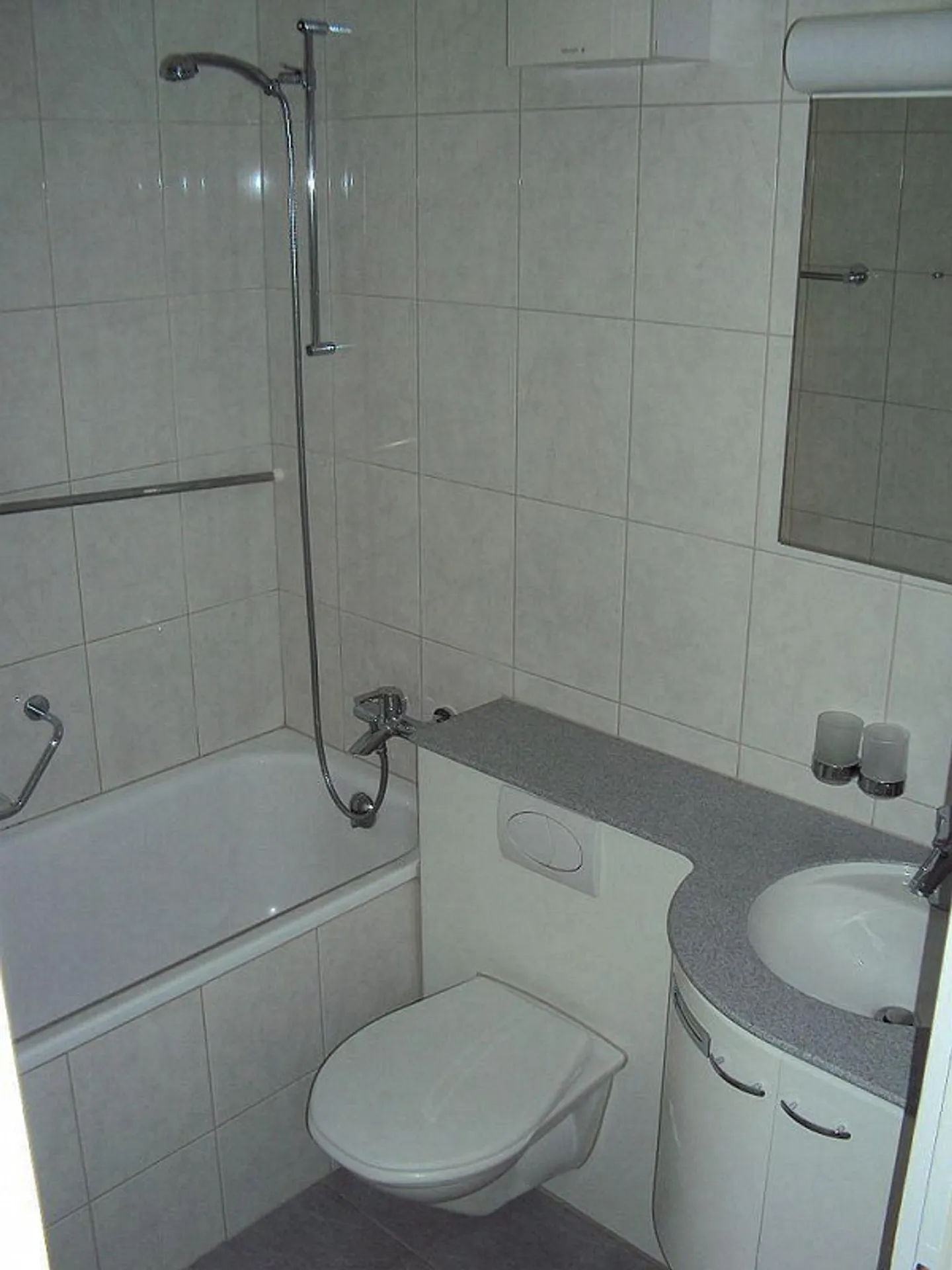 Sunny 3-room apartment with balcony and parking space in Münsingen - Photo 3 of 12
