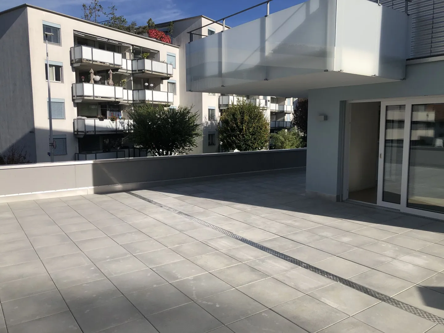 Central, moderne avec grande terrasse et vue partielle sur le lac - Photo 11 sur 11
