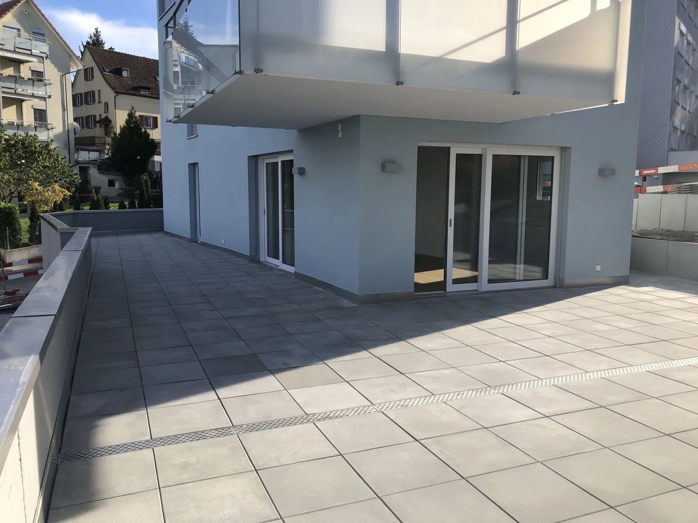 Central, moderne avec grande terrasse et vue partielle sur le lac - Photo 1 sur 11
