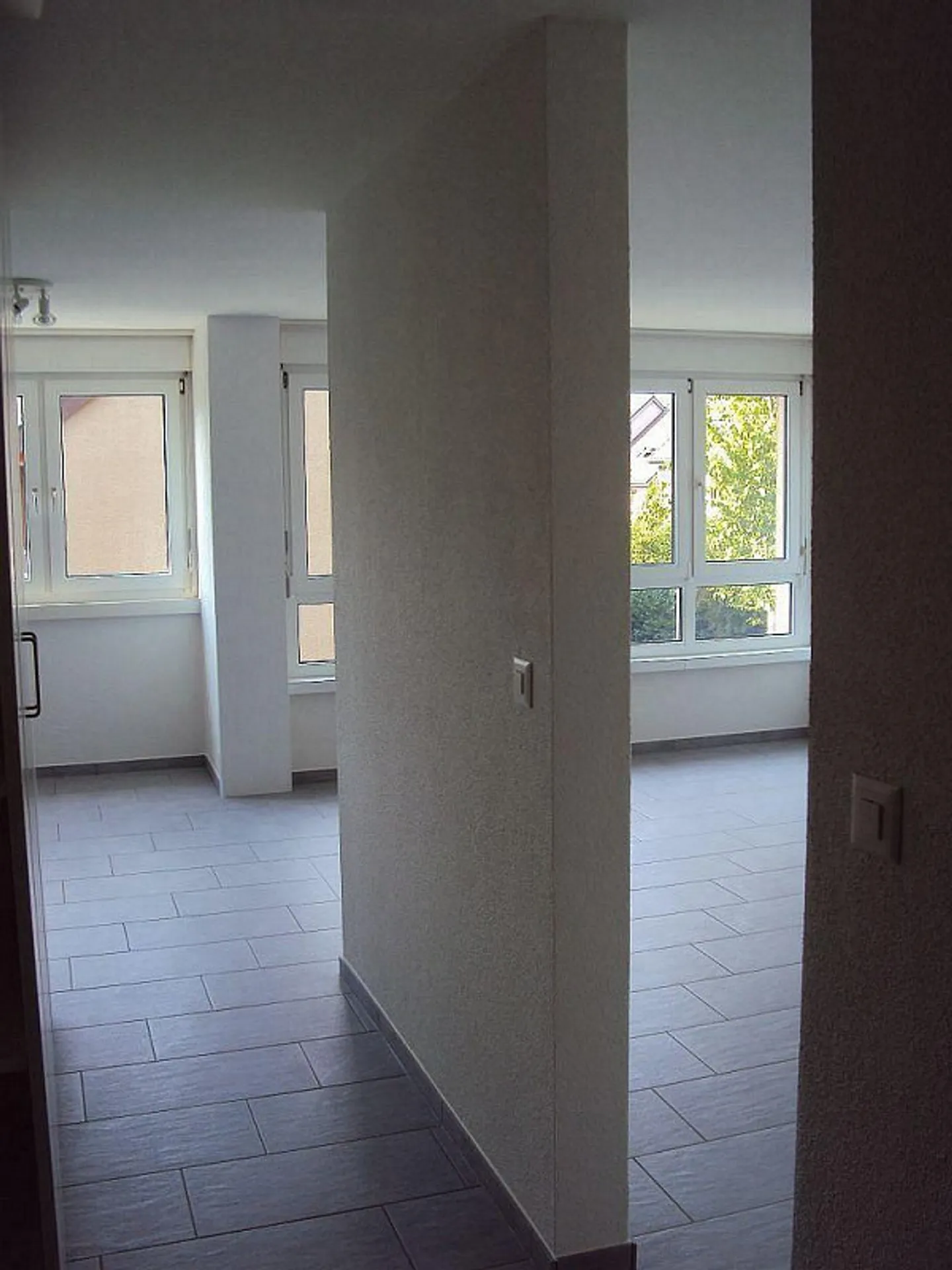 Sunny 3-room apartment with balcony and parking space in Münsingen - Photo 4 of 12