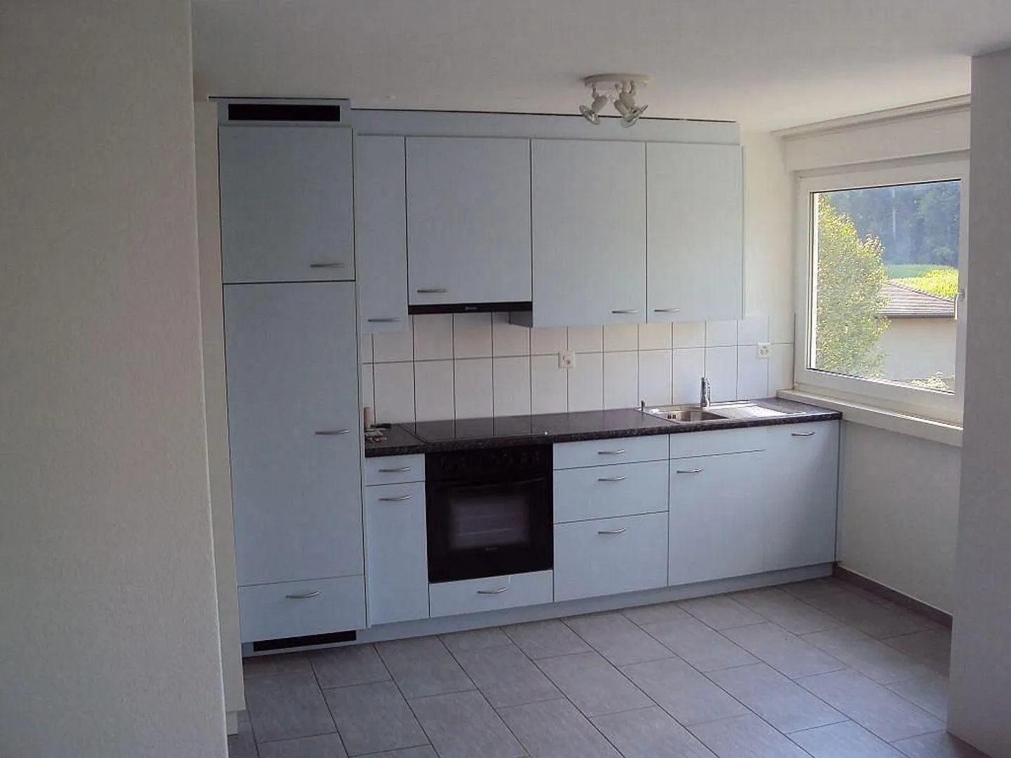 Sunny 3-room apartment with balcony and parking space in Münsingen - Photo 9 of 12