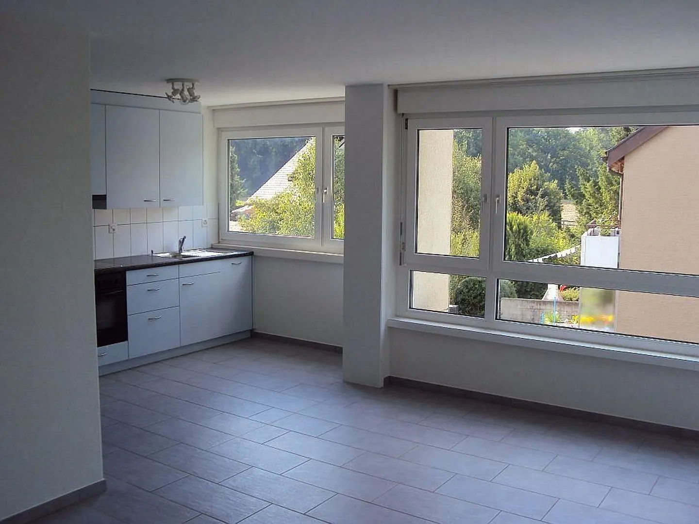 Sunny 3-room apartment with balcony and parking space in Münsingen - Photo 10 of 12