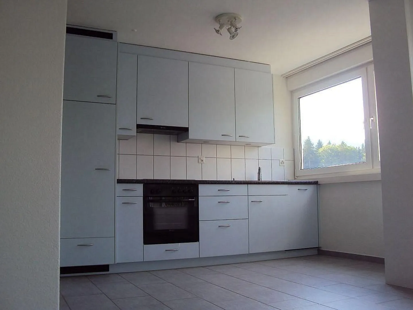 Sunny 3-room apartment with balcony and parking space in Münsingen - Photo 11 of 12