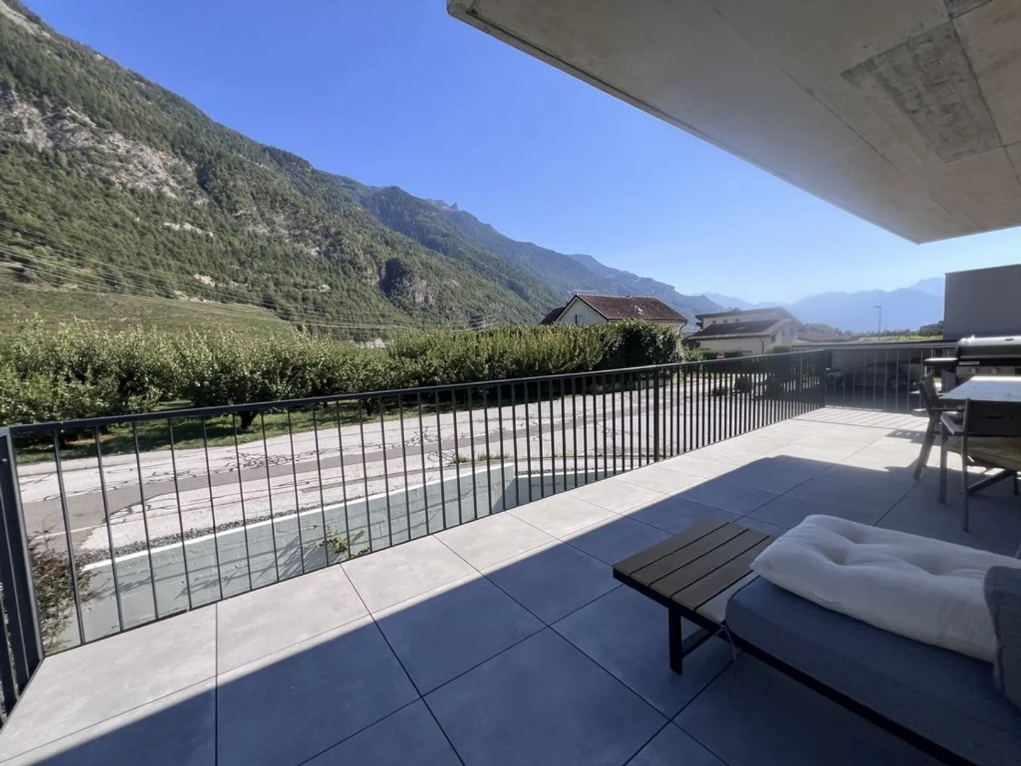 Modern Apartment with Terrace - Photo 2 of 11