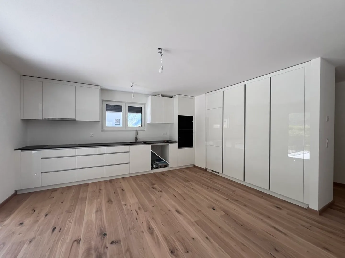 Modern Apartment with Terrace - Photo 4 of 11