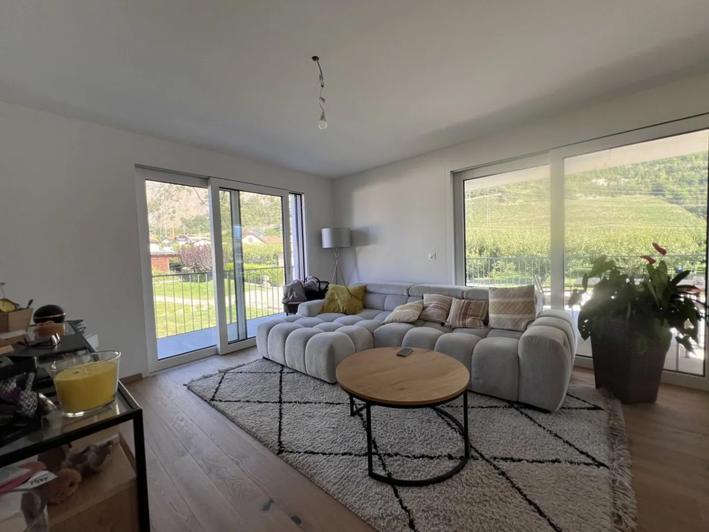 Modern Apartment with Terrace - Photo 3 of 11